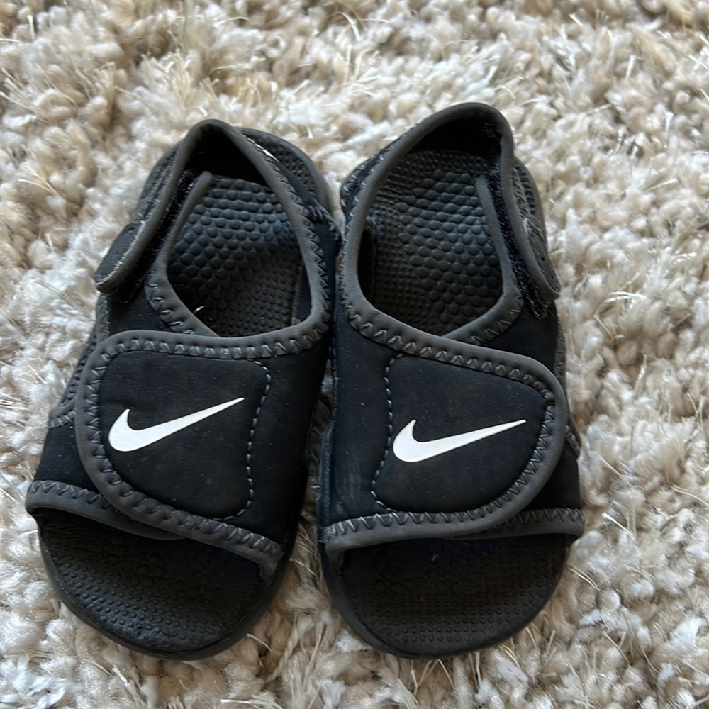 NIKE toddler Velcro sandals